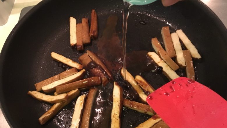 彩椒豆干,加半杯水,将酱料炒开