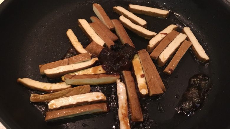 彩椒豆干,加入酱油豆瓣甜面酱
