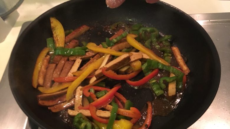彩椒豆干,掀盖收汤汁,加点盐调味