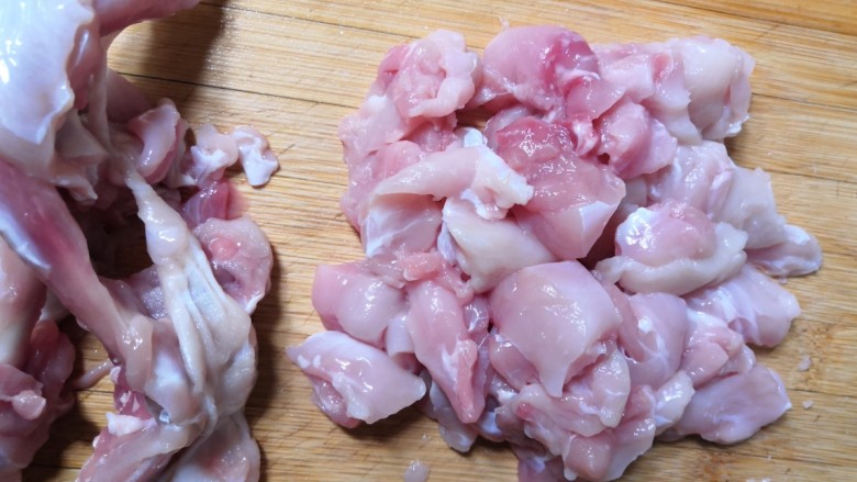 孜然烤兔肉串串,取下兔腿上的肉,切适量大小的块。