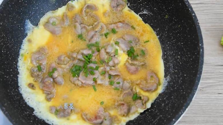 滑蛋肉片,这道菜香嫩无比,老人小孩都能吃,蛋液半凝固倒入葱花。