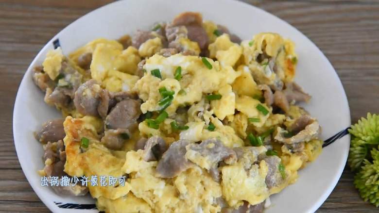 滑蛋肉片,这道菜香嫩无比,老人小孩都能吃,出锅撒少许葱花即可。