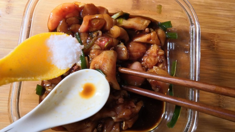 孜然烤兔肉串串,加入适量盐,一勺油。