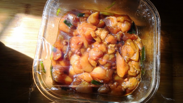 孜然烤兔肉串串,盖上保鲜膜,放入冰箱腌制至少2小时。