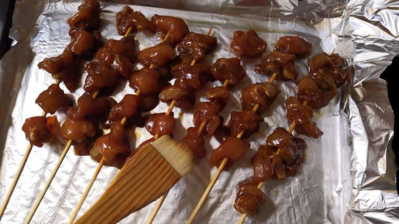 孜然烤兔肉串串,在串串表面刷一层油,放入先预热好的烤箱里(上下200℃)。