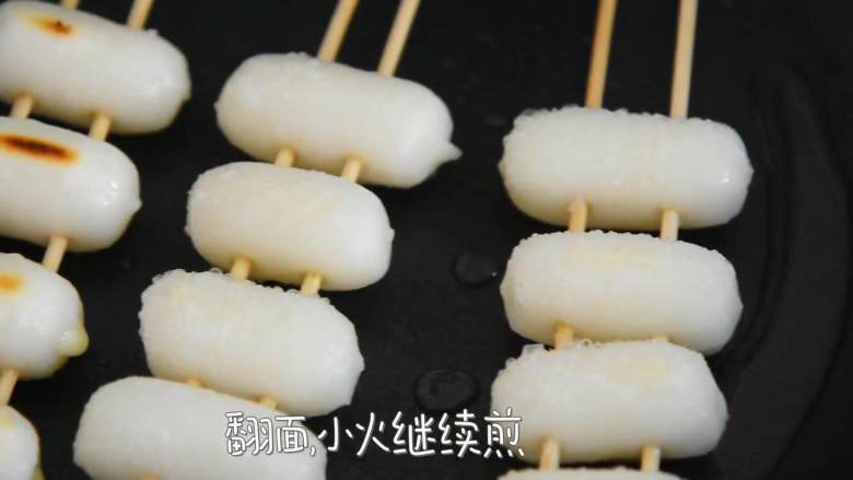 饱满Q弹的双重芝士年糕做法,想吃就一起来学着做吧,翻面,小火继续煎。