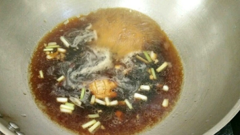 红烧鹌鹑蛋肉丸子,热锅凉油下葱姜蒜,爆香,倒入调好的汁,烧开。