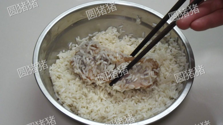 糯米蒸排骨,将提前浸泡好的糯米沥干水份,加入少许盐,鸡精调味。在排骨表面均匀的粘上一层糯米,用双手把糯米轻轻的拍在排骨上。