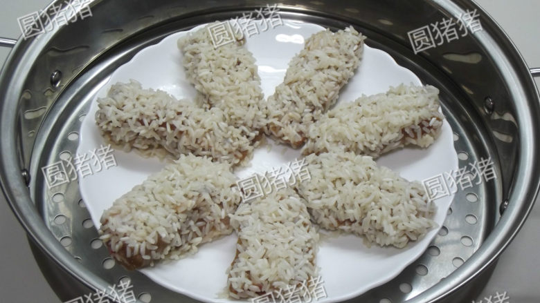 糯米蒸排骨,蒸锅上放入水,水开后放入排骨,加盖大火蒸60分钟,中途在蒸锅内加一次水。