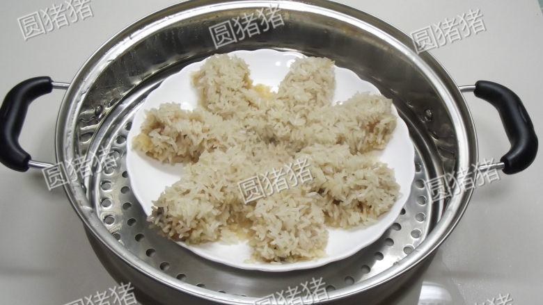 糯米蒸排骨,出锅后,在表面洒上少许香葱碎和红椒碎装饰即可。