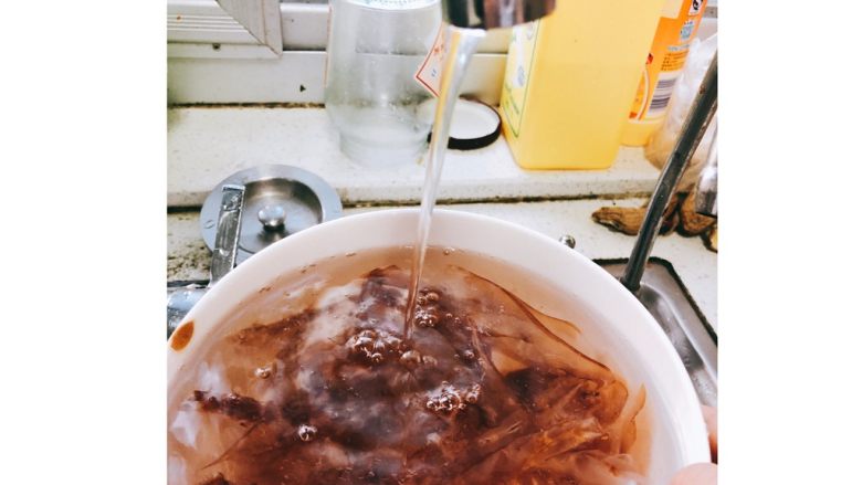 凉拌海蜇皮,也可以开着水龙头使水不断流到碗里形成流动水来去除多于咸味。能省去多次换水的麻烦,但站在环保的角度看,比较浪费水,我一般选择多换几次水。
