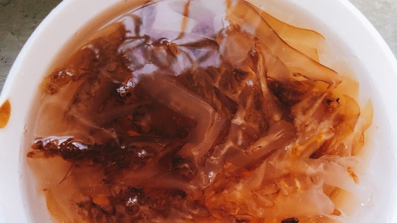 凉拌海蜇皮,装一个较大的碗里,泡水,并不断换水,去除多余咸味。