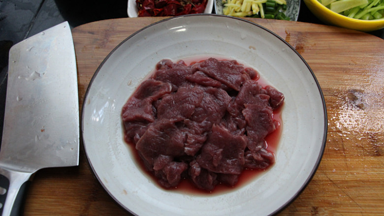 水煮肉片,<a style='color:red;display:inline-block;' href='/shicai/ 216'>牛肉</a>切片，用料酒，<a style='color:red;display:inline-block;' href='/shicai/ 813'>鸡粉</a>腌制10分钟；
