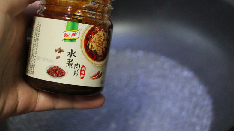 水煮肉片,锅中加入400毫升水，加两勺水煮肉片调味料，一勺鲜<a style='color:red;display:inline-block;' href='/shicai/ 756'>鸡精</a>，适量的<a style='color:red;display:inline-block;' href='/shicai/ 788'>生抽</a>，煮开；