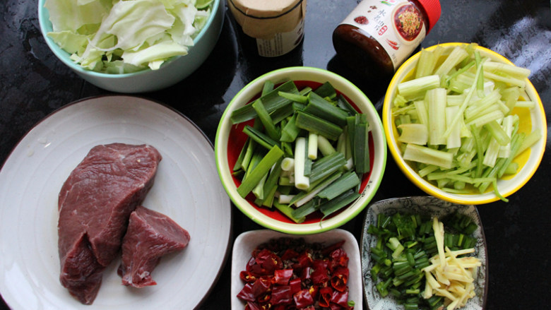 水煮肉片,准备好需要的食材；