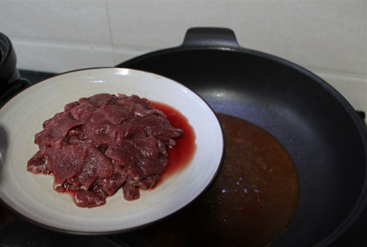 水煮肉片,倒入牛肉片烫熟；