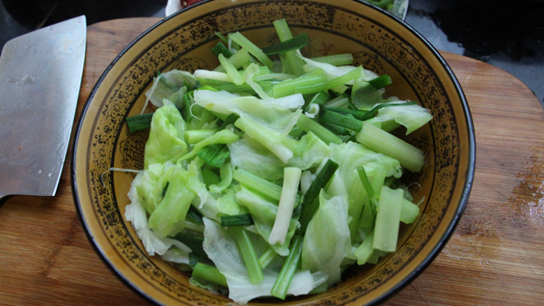 水煮肉片,捞出铺在容器底部；