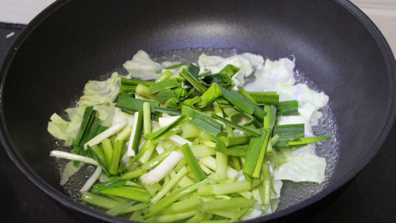 水煮肉片,<a style='color:red;display:inline-block;' href='/shicai/ 3511'>包菜</a>，<a style='color:red;display:inline-block;' href='/shicai/ 125'>芹菜</a>，<a style='color:red;display:inline-block;' href='/shicai/ 3348'>青蒜</a>过水焯烫至九成熟；