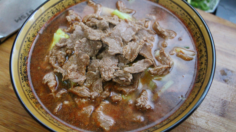 水煮肉片,倒入铺好蔬菜的碗中；