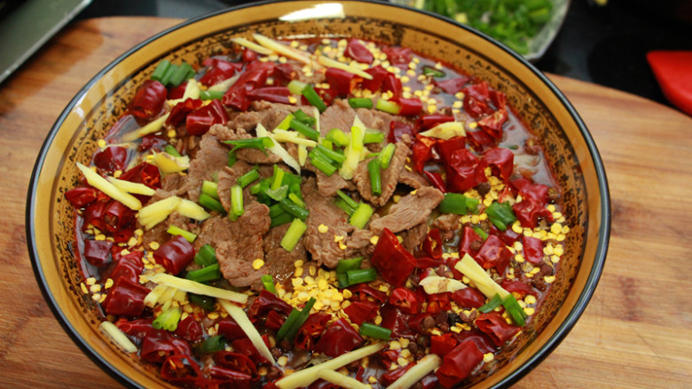 水煮肉片,撒上姜丝，葱末，<a style='color:red;display:inline-block;' href='/shicai/ 87785'>辣椒碎</a>；