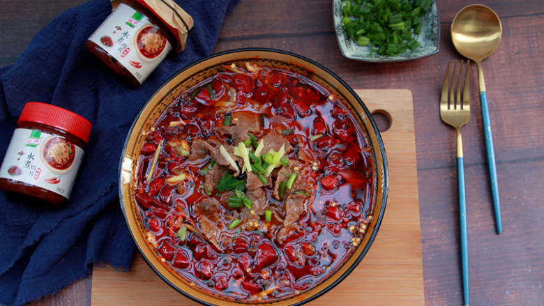 水煮肉片,大火烧热2勺油，少许<a style='color:red;display:inline-block;' href='/shicai/ 748'>花椒油</a>，将热油浇在葱姜辣椒粒上即可；