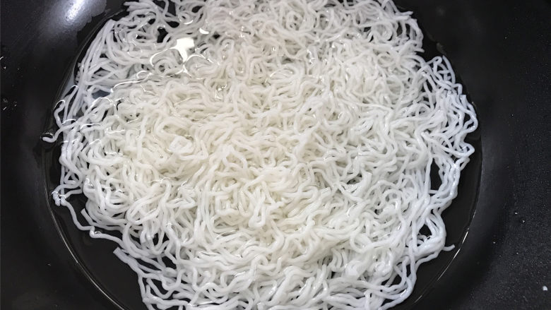 鸡蛋榨菜炒米粉,准备好材料后,先把<a style='color:red;display:inline-block;' href='/shicai/ 547'>米粉</a>泡发。