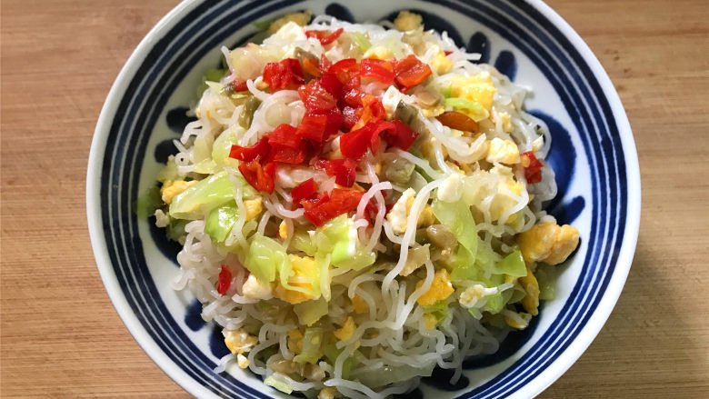 鸡蛋榨菜炒米粉,出锅后可根据自已的口味拌入1勺鲜椒酱,拌匀即可开吃了