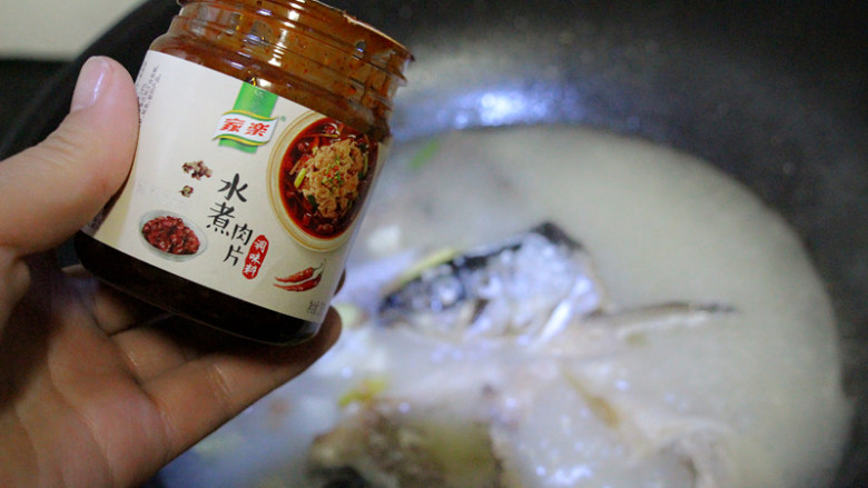 水煮鱼,加入三大勺的水煮肉片调味料,再加少许<a style='color:red;display:inline-block;' href='/shicai/ 756'>鸡精</a>;