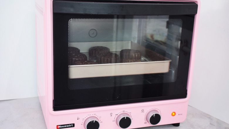 巧克力流心月饼,再放入预热好的海氏烤箱,上下火180度,中下层烤20分钟即可