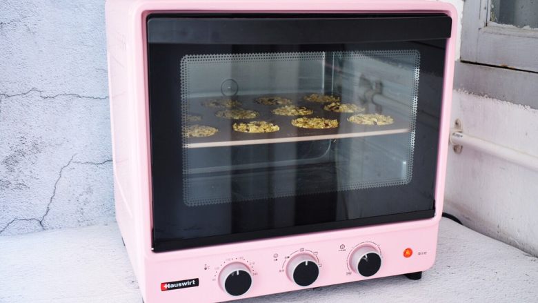 燕麦小饼,然后再放入预热好的烤箱,上下火150度,中层15分钟