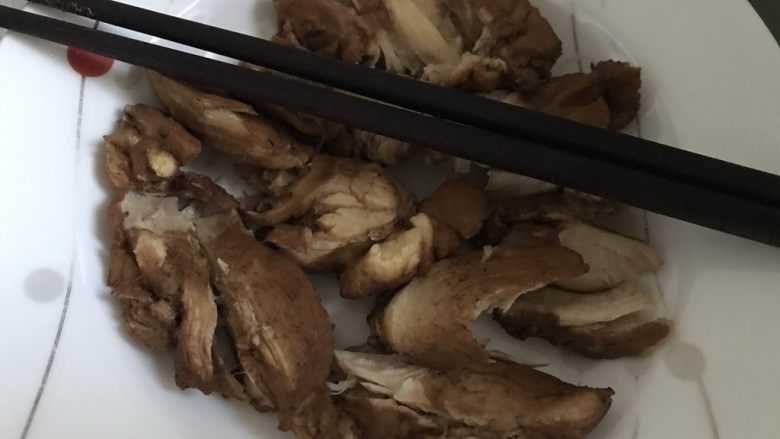 鸡肉夹馍,鸡肉压好了拿出来很软烂，筷子一扎就透。