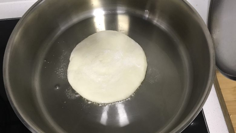 鸡肉夹馍,油热，把饼下锅中小火煎。