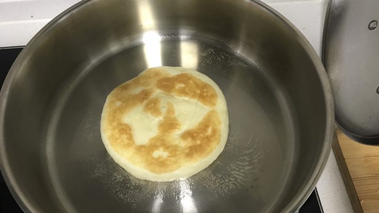 鸡肉夹馍,煎至两面金黄即可，因为是发面的，煎的过程中饼本身厚度会长高，但如果擀的太扁就长不了太高，厚度厚一点是为了切开的时候不至于把上下面切透，才能夹住肉馅。