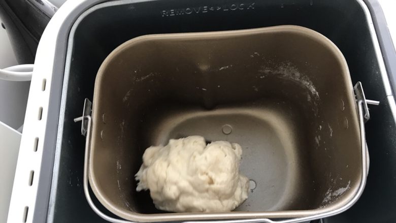 鸡肉夹馍,这时候可以和面，把和面的材料放一起搅拌然后发酵至原来两倍大。