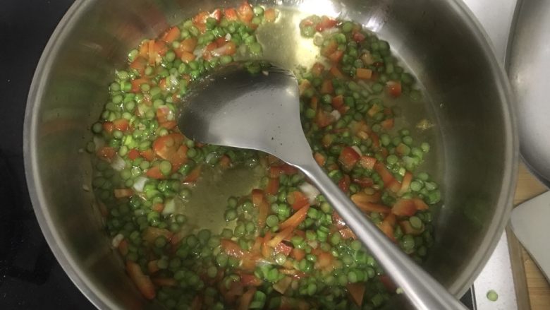 鸡肉夹馍,开始炒青红椒和蒜苔末，正常炒就行，该放什么放什么，刚才压鸡肉的汤倒点里面，然后把刚刚切碎的鸡肉放里面一起翻炒几下。