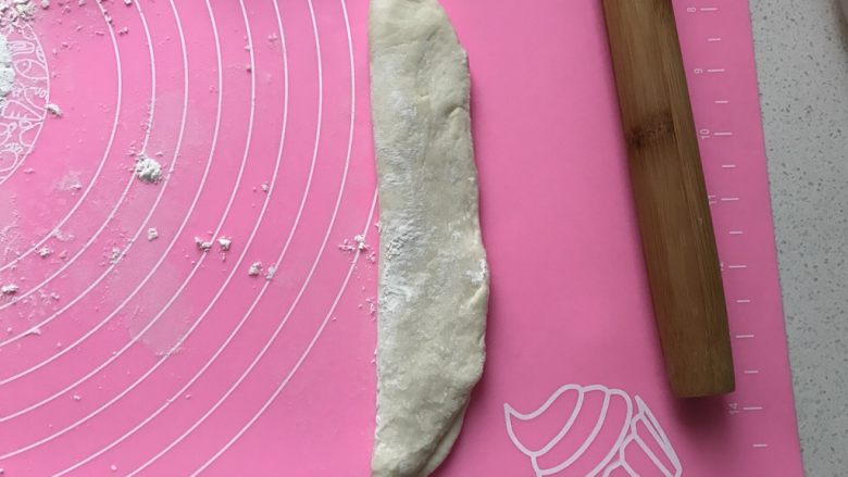 鸡肉夹馍,把椭圆形对折