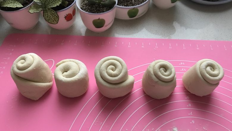 鸡肉夹馍,都卷好静置一会儿。