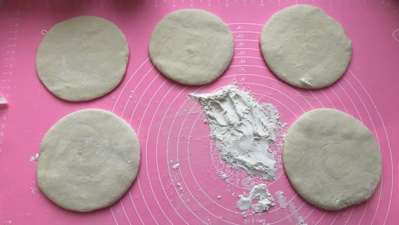 鸡肉夹馍,静置好的面卷按扁。稍微用擀面杖擀均匀，不要擀太扁。