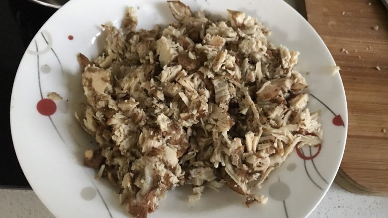 鸡肉夹馍,把鸡肉撕成条或者切碎，不用特别碎。