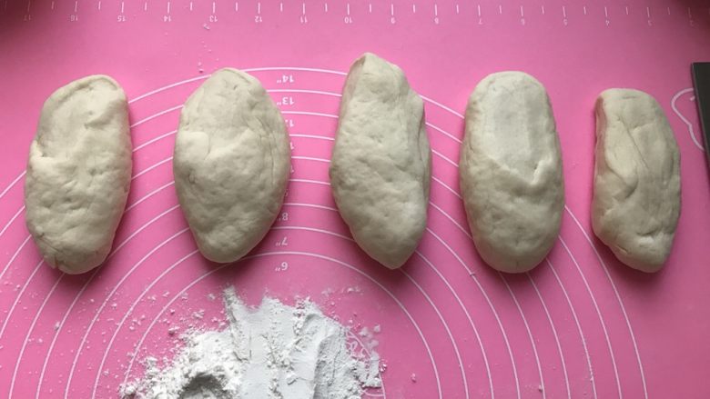 鸡肉夹馍,把面用手整理成椭圆形放在案板上醒一会儿。