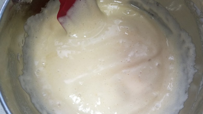 无水蜂蜜小蛋糕,加入玉米油,翻拌均匀