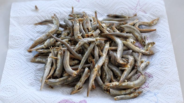 香辣花生米小鱼干,浸泡后的小鱼干再冲洗两遍沥水,然后用厨房纸吸掉表面多余水分