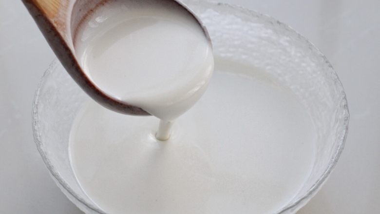 豆沙糯米卷,使玉米油和面糊完全融为一体,已经看不到油花时就可以了