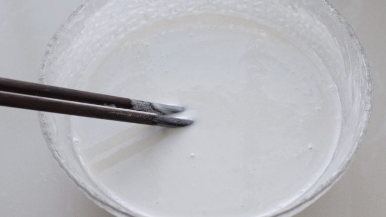 豆沙糯米卷,再一边倒入清水一边用筷子搅拌均匀,直到变成无面粉颗粒的稀面糊状态