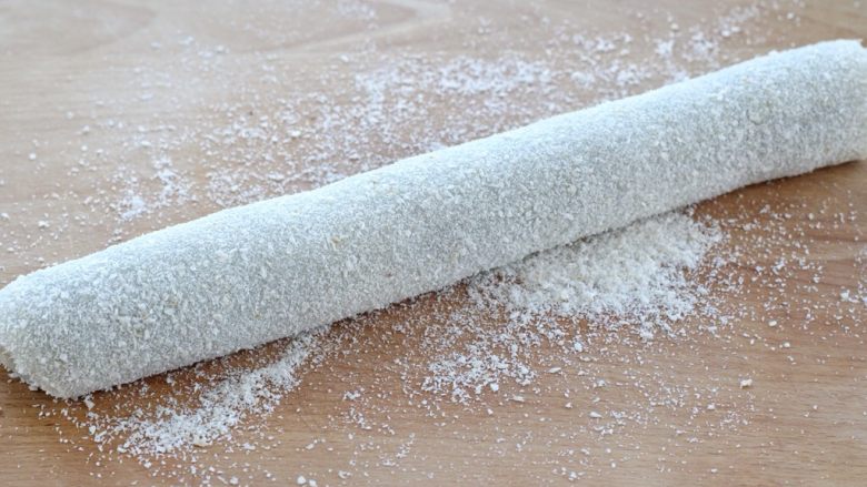 豆沙糯米卷,将面片包裹住豆沙卷起来,再用两只手轻轻搓滚几下使椰蓉均匀的粘在表面
