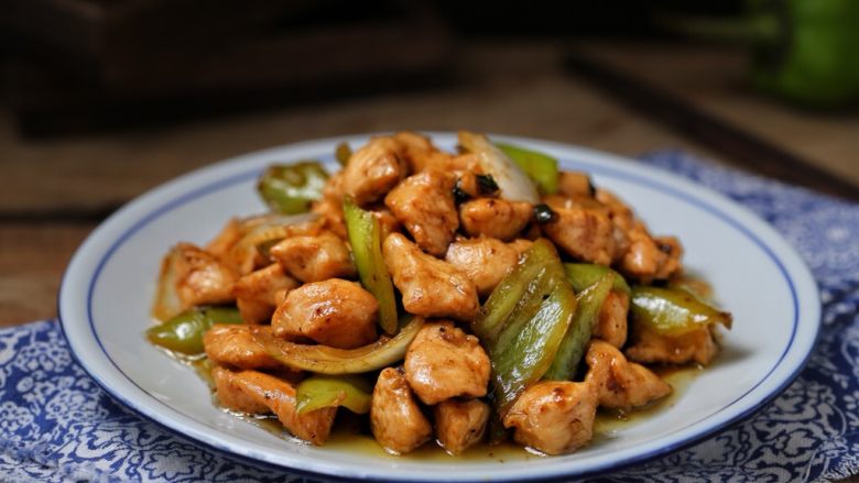 豆豉炒鸡丁,一道鲜嫩美味的豉椒炒鸡丁就完成了,超级下饭哟!