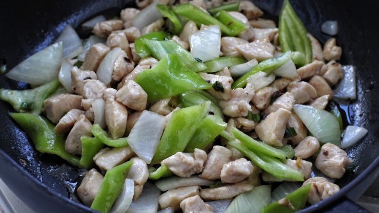 豆豉炒鸡丁,再将炒好的鸡丁连同辣椒一同倒入锅中,改大火翻炒一分钟左右