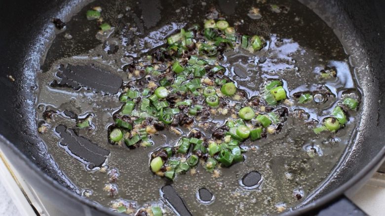 豆豉炒鸡丁,就锅中底油放入葱、姜和豆豉,小火煸炒出香味