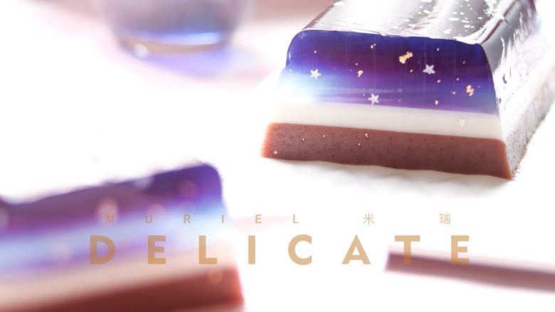 星空梦幻果冻,切成小块摆盘,撒上食用星星闪片和食用金箔装饰
