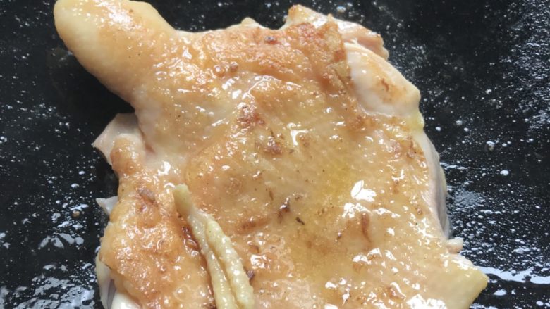 烧鸡腿,把鸡腿煎出多余的油，两面煎透。
